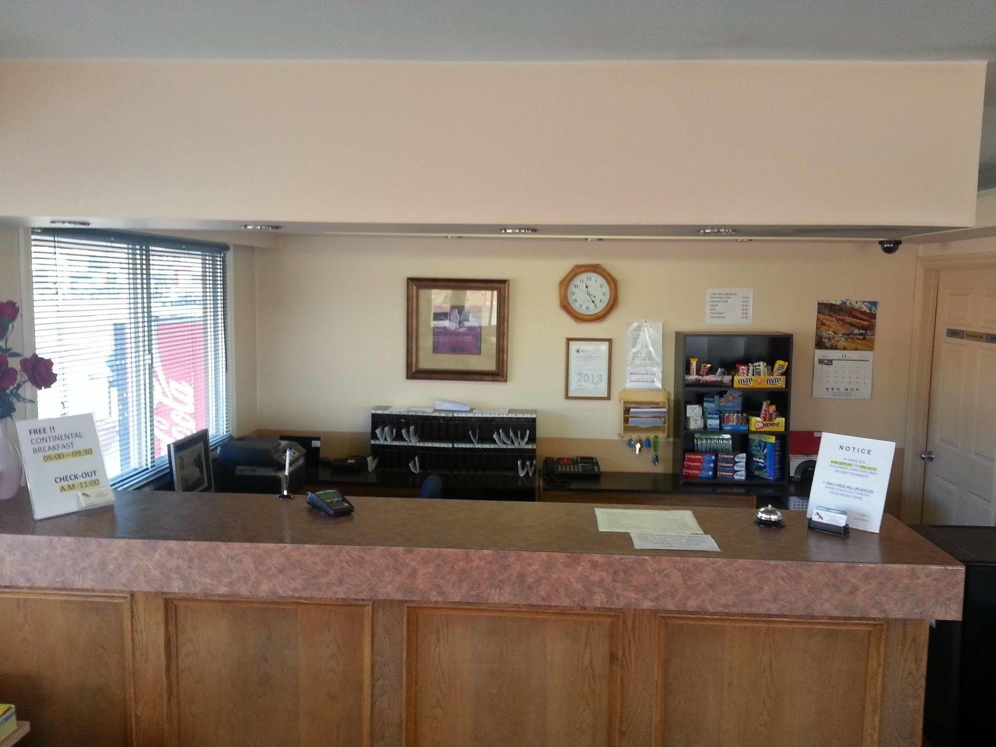 Traveller'S Inn Dawson Creek Exterior foto